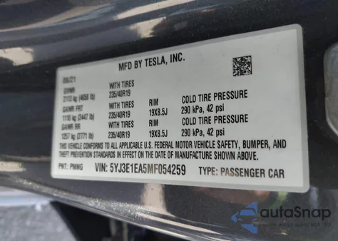 2021 Tesla Model 3 Standard Range Plus Rear-Wheel Drive z USA, uszkodzony, nr VIN 5YJ3E1EA5MF054259